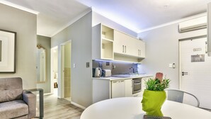 Deluxe Two Bedroom Apartment | خزنة داخل الغرفة ومكتب ومساحة عمل للكمبيوتر المحمول ومكواة/لوح كي