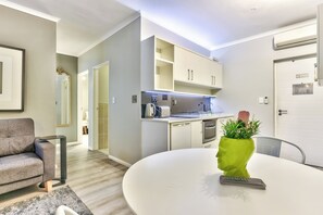 Deluxe Two Bedroom Apartment | Cofres nos quartos, individualmente mobiliados, escrivaninha