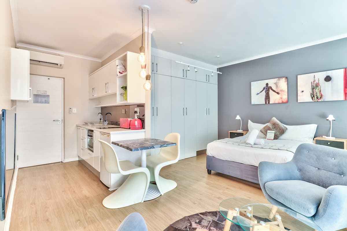 Studio Apartment | 客房内保险箱、办公桌、笔记本电脑工作区、熨斗/熨衣板