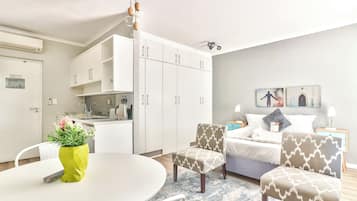 Monolocale Deluxe, 1 letto queen | Una cassaforte in camera, una scrivania, ferro/asse da stiro