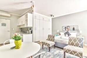 Deluxe Studio, 1 Queen Bed