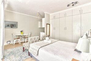 Deluxe Studio Apartment | Caja fuerte, mobiliario individual, escritorio