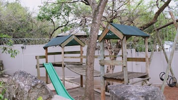 Área de juegos infantiles al aire libre
