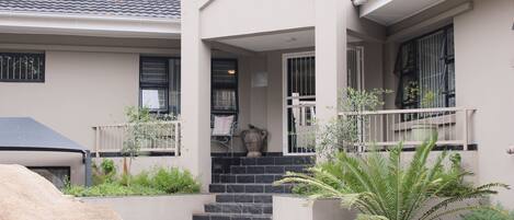 Pintu masuk hartanah