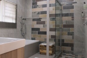 Luxury-Suite (King) | Badezimmer | Kostenlose Toilettenartikel, Haartrockner, Handtücher