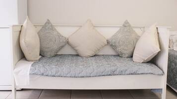 Self-Catering Family Room | Area soggiorno | TV LED