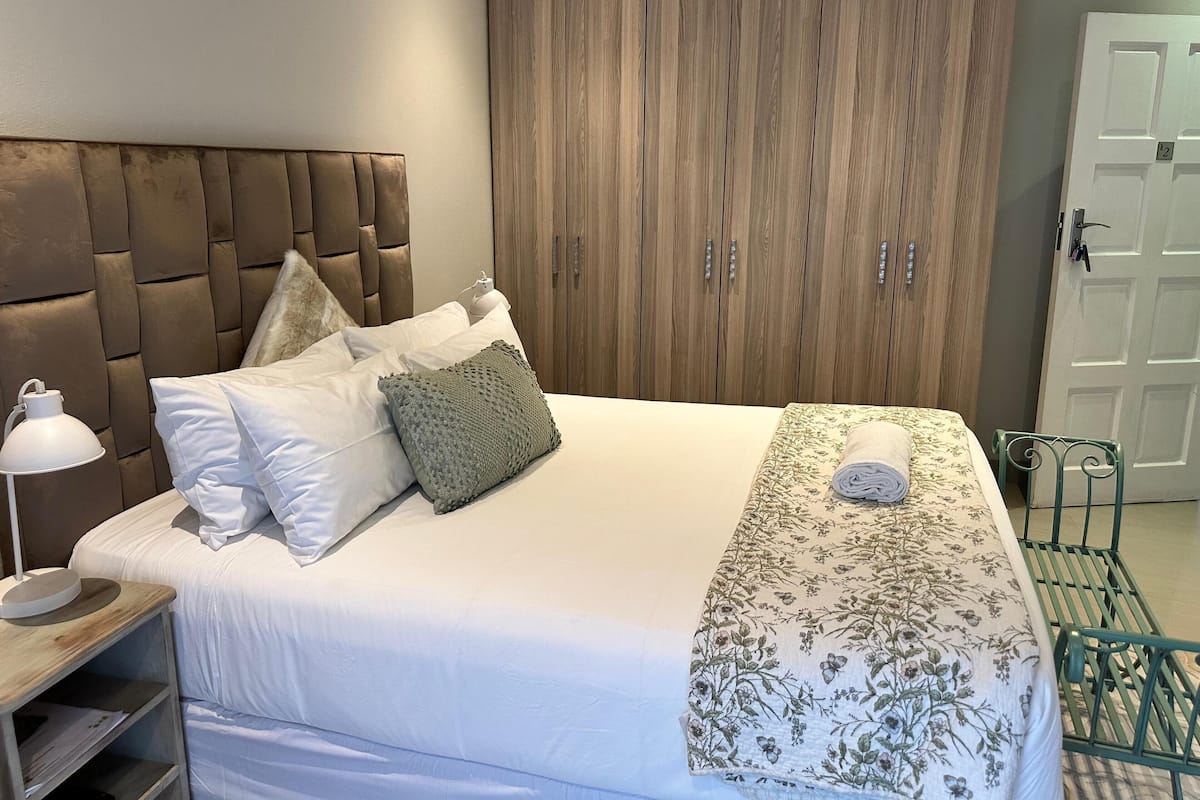 Queen Room Deluxe | Sábanas de algodón egipcio, ropa de cama de alta calidad, minibar