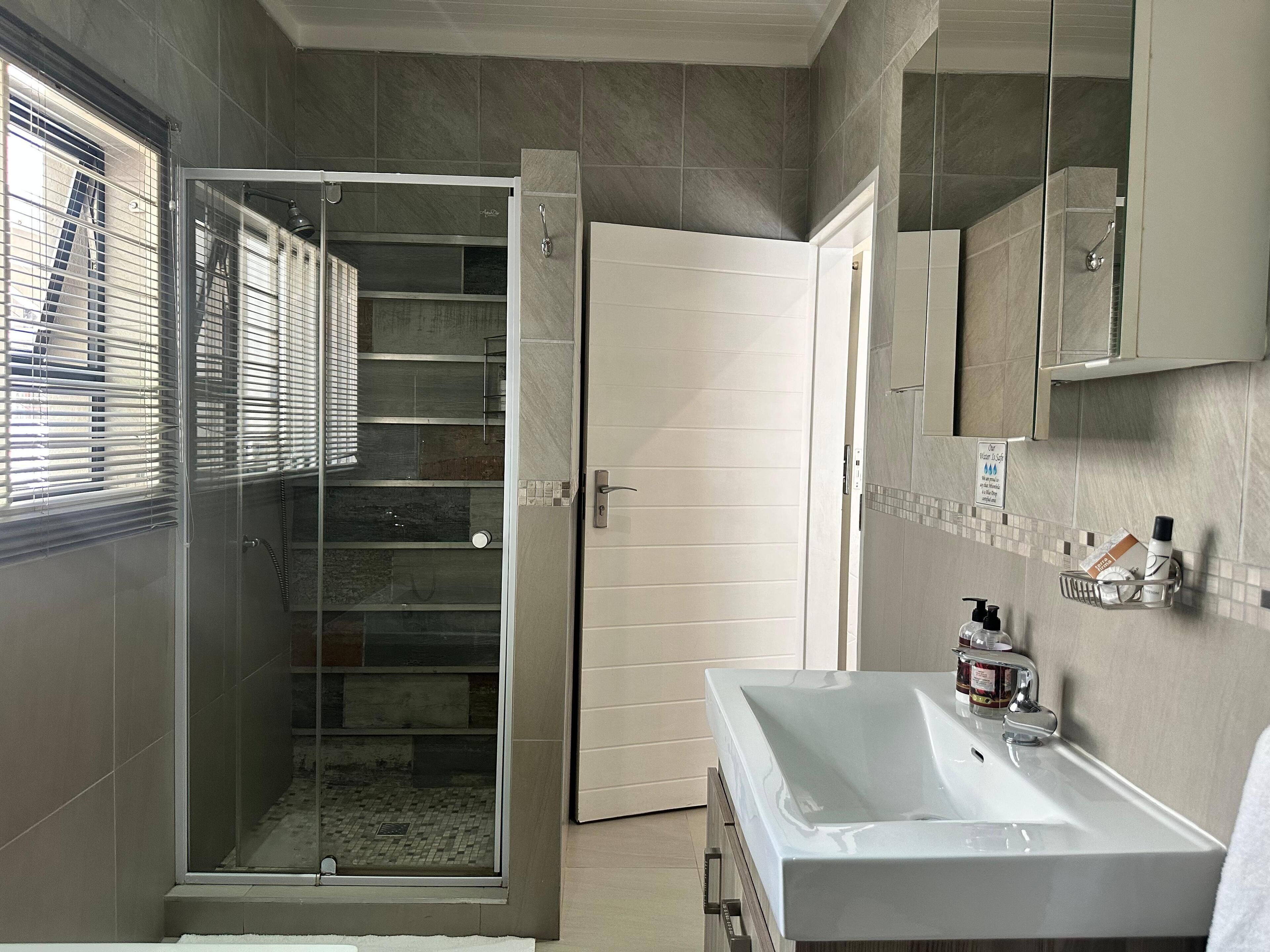 Chambre | Salle de bain | Articles de toilette gratuits, sèche-cheveux, serviettes fournies