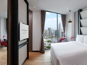 Suite, 1 cama King size | Minibar, caja de seguridad en la habitación y muebles diferentes 