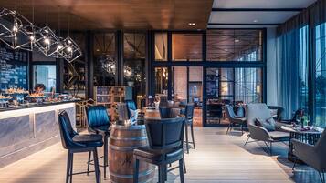 2 bares/lounges, bar de vinhos