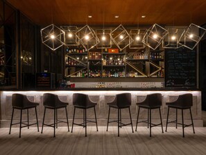 2 bares o lounges, bar de vinos 