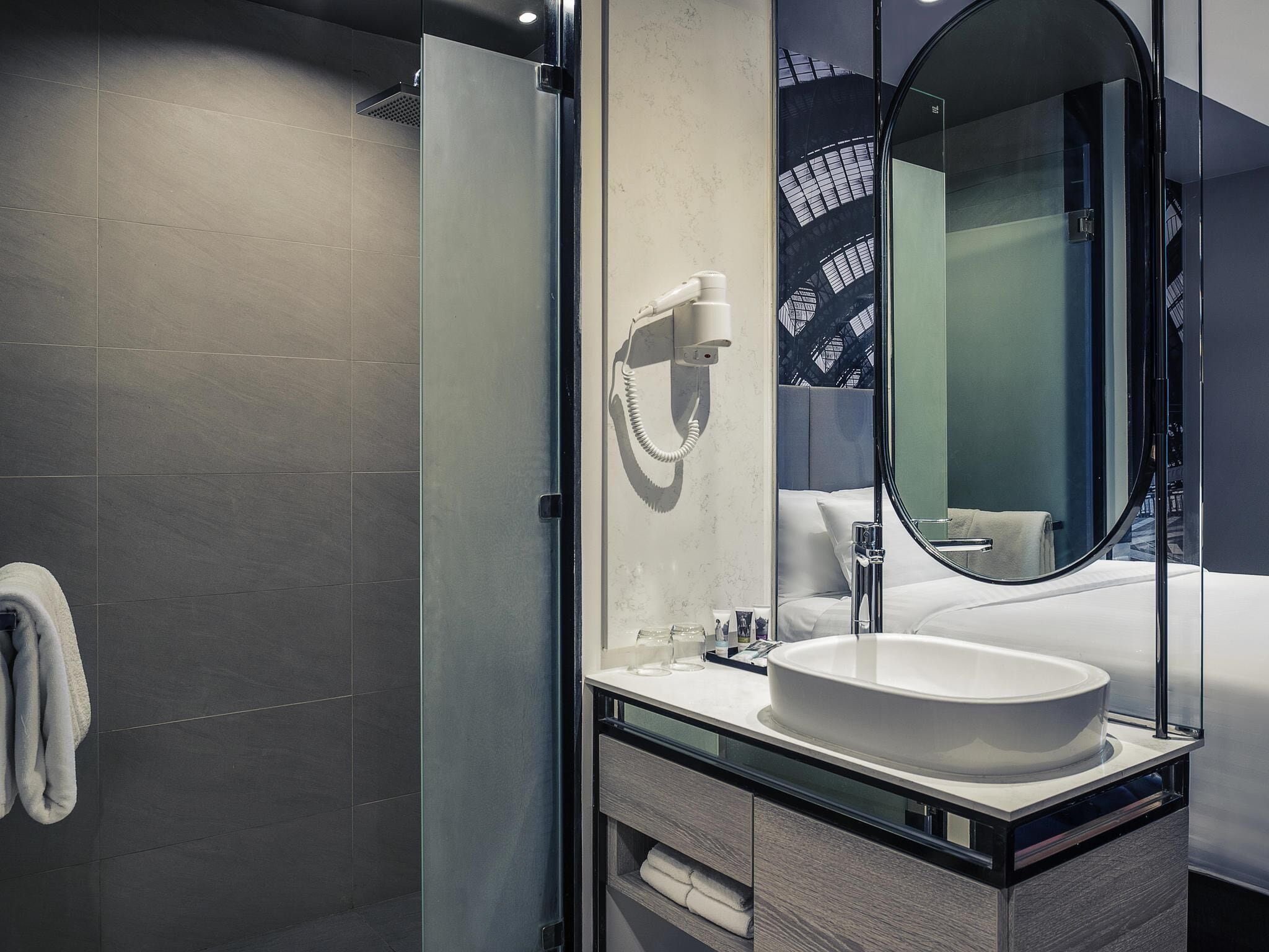 Minibar, caja de seguridad en la habitación y muebles diferentes 