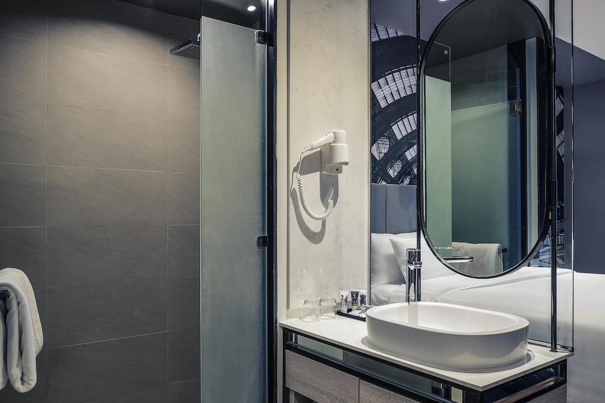 Minibar, caja de seguridad en la habitación y muebles diferentes