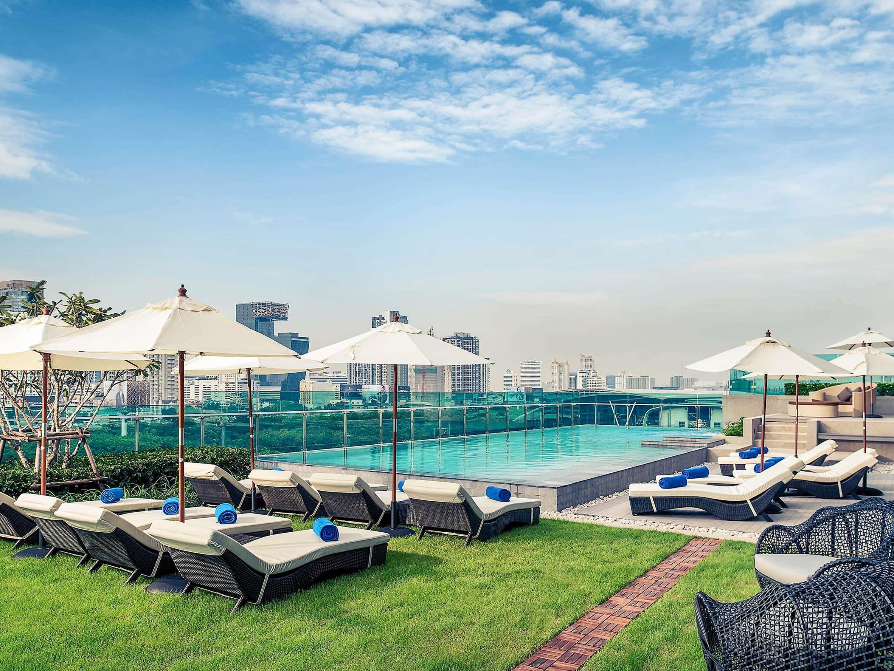 Εξωτερική πισίνα, ξαπλώστρες