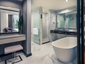 Suíte, 1 cama King | Frigobar, cofres nos quartos, individualmente mobiliados, escrivaninha