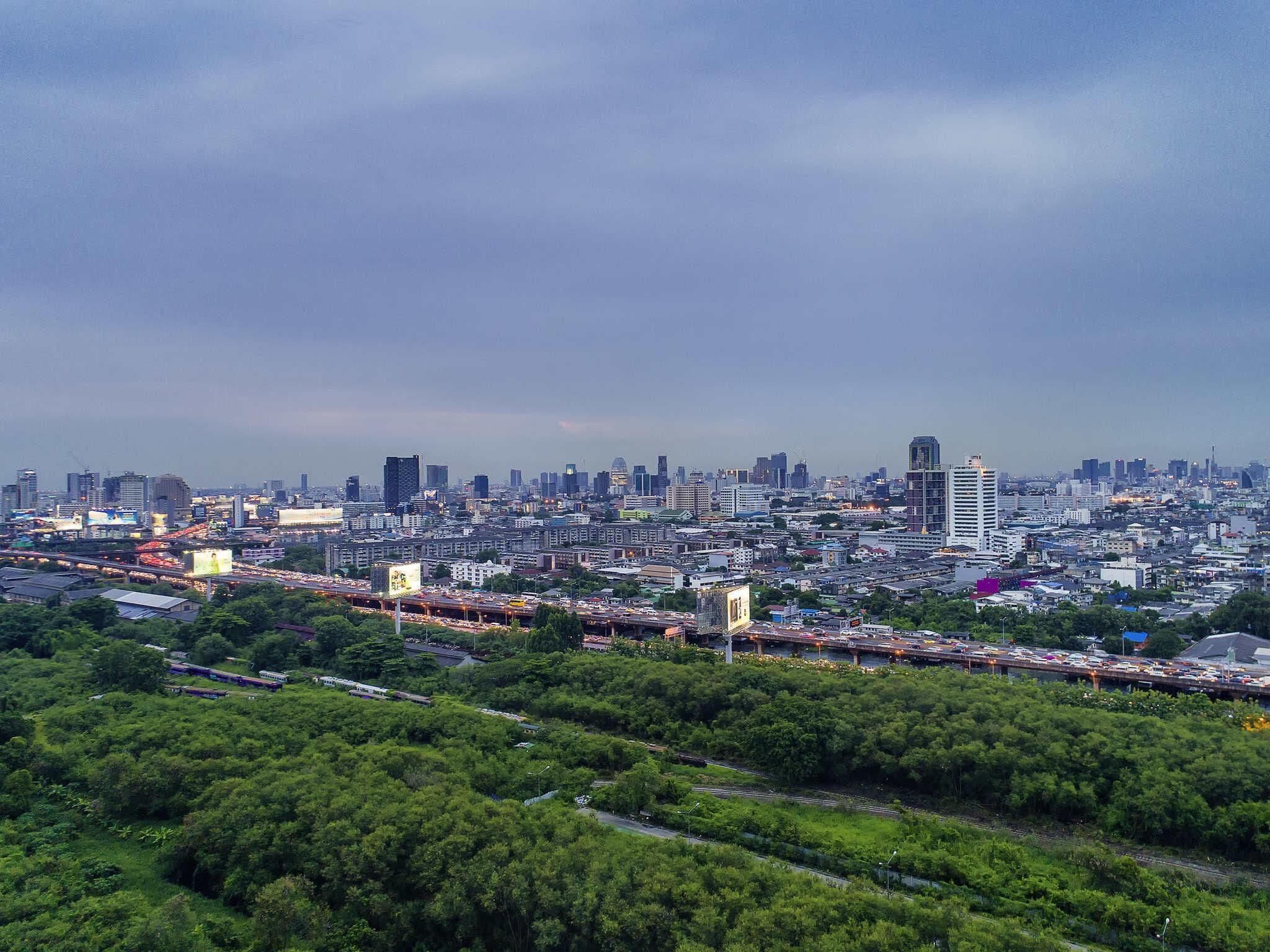 มินิบาร์, ตู้นิรภัยในห้องพัก, ตกแต่งพิเศษโดยเฉพาะ, โต๊ะทำงาน