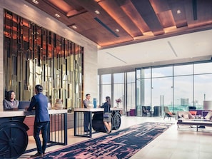 Een moderne hotellobby met een receptiebalie, grote ramen en uitzicht over de stad.