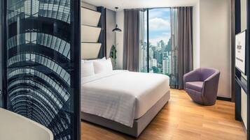 Suite, 1 cama de matrimonio grande | Minibar, caja fuerte, mobiliario individual y escritorio