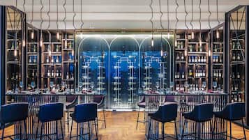 2 Bars/Lounges, Weinbar