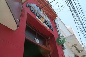 Façana frontal de l'allotjament (vespre/nit)
