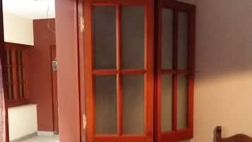 Cama en Habitación Compartida Cuádruple | 客房內保險箱、熨斗/熨衣板、免費無線上網