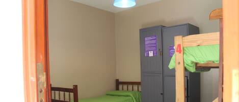 Caja de seguridad en la habitación y tabla de planchar con plancha