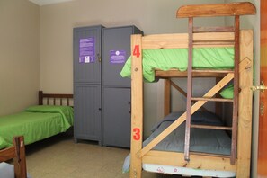 Cama en Habitación Compartida Cuádruple | Két bảo mật tại phòng, bàn ủi/dụng cụ ủi quần áo