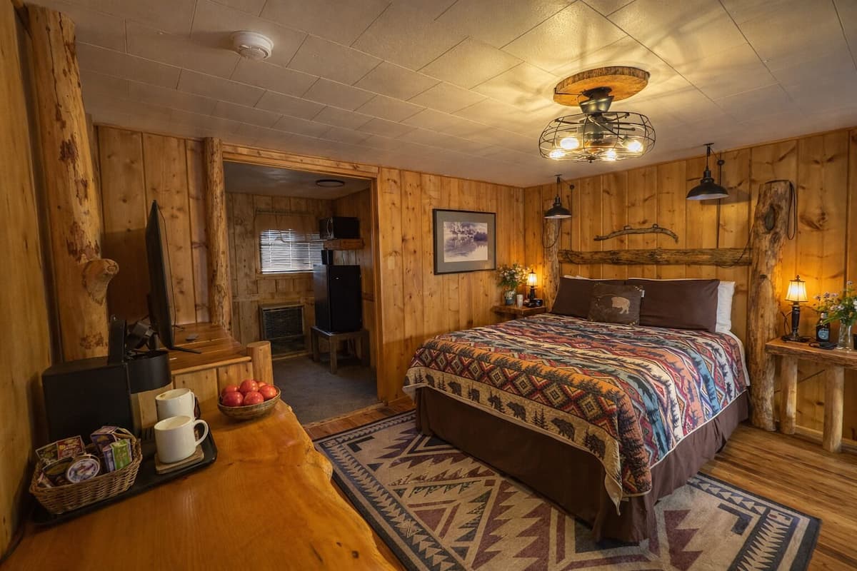 Deluxe Queen (Room 104) | Premium bedding, iron/ironing board, free WiFi, bed sheets