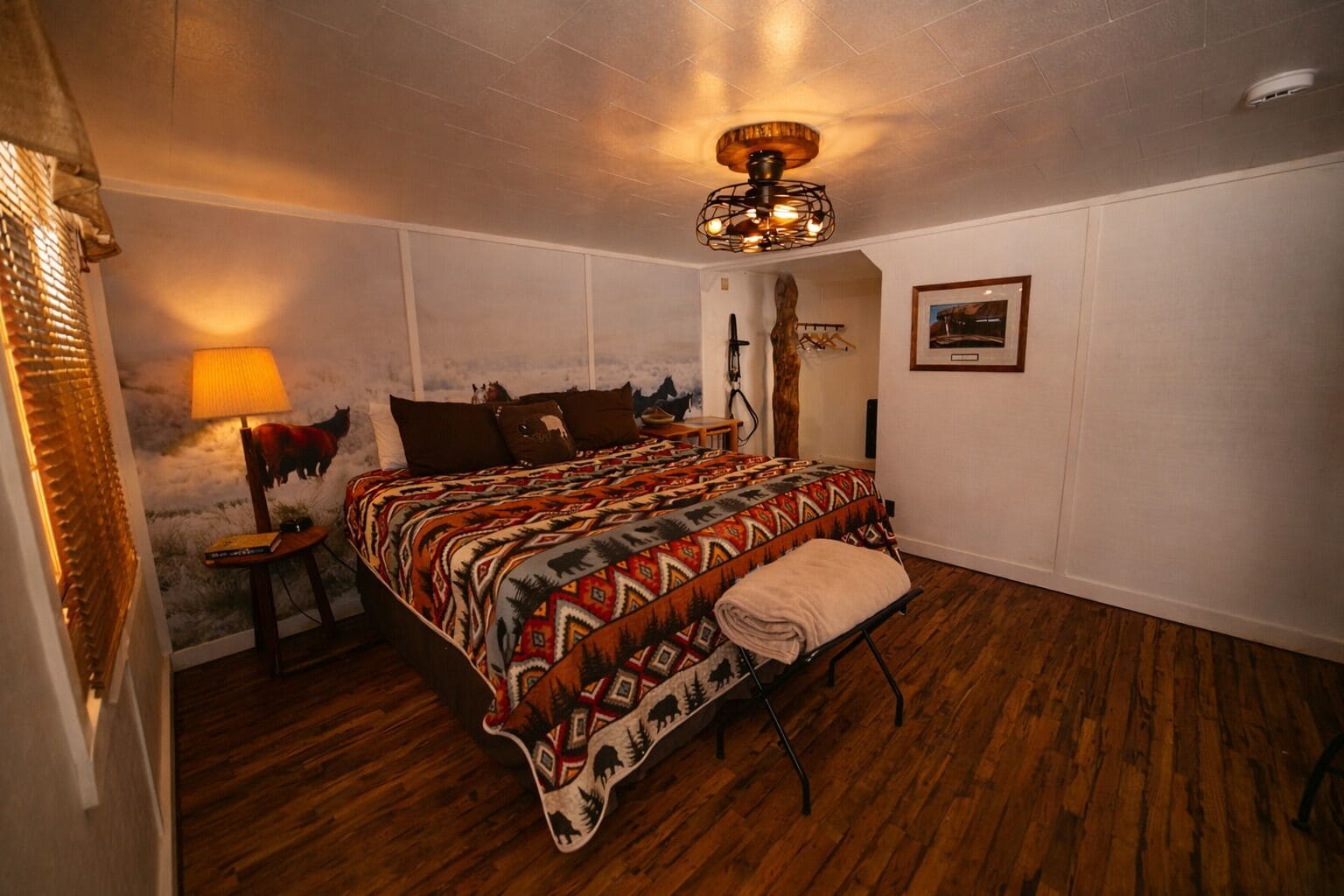 King Suite Room 110 | Premium bedding, iron/ironing board, free WiFi, bed sheets