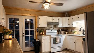 Family Cabin, 4 Bedrooms, Non Smoking, Mountain View | Private kitchen | Paper towels