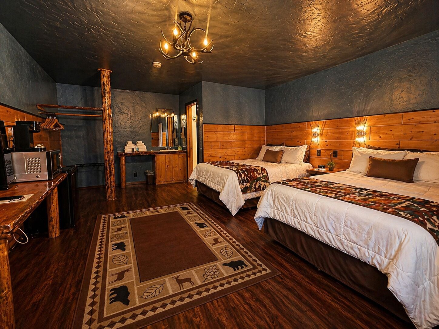 Outpost Double Queen | Premium bedding, iron/ironing board (on request), WiFi (free)