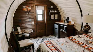 Premier Mobile Home, 1 King Bed, Mountainside | Premium bedding, iron/ironing board, free WiFi, bed sheets