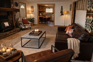 Casa exclusiva | Zona de estar | Televisión de pantalla plana de 40 pulgadas con canales digitales