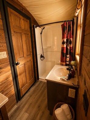 Premier Mobile Home, 2 Queen Beds, Mountain View | Premium bedding, iron/ironing board, free WiFi, bed sheets - The Amoretti Hotel (Dubois)