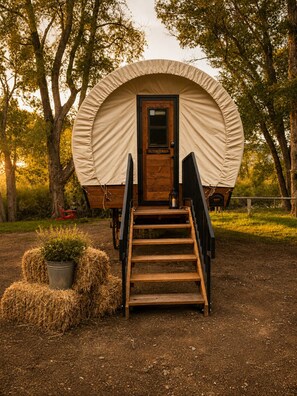 Premier Mobile Home, 1 King Bed, Mountainside | Premium bedding, iron/ironing board, free WiFi, bed sheets - The Amoretti Hotel (Dubois)