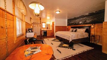 Chambre Premium, 1 trĂšs grand lit (Room 12, bottom floor)