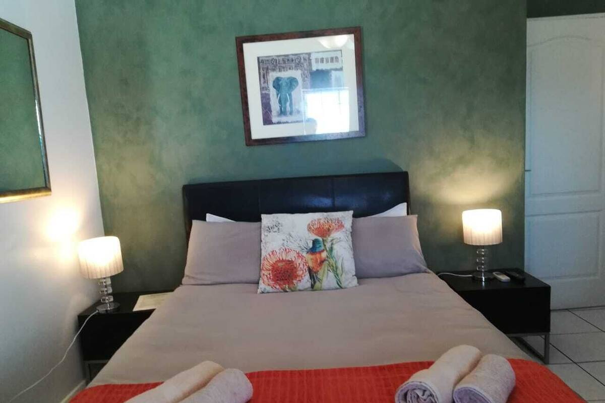 Habitación doble, baño privado (Upstairs) | Caja fuerte