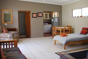 Desk, free WiFi - Haus Victoria Self Catering Cottages (Oudtshoorn)