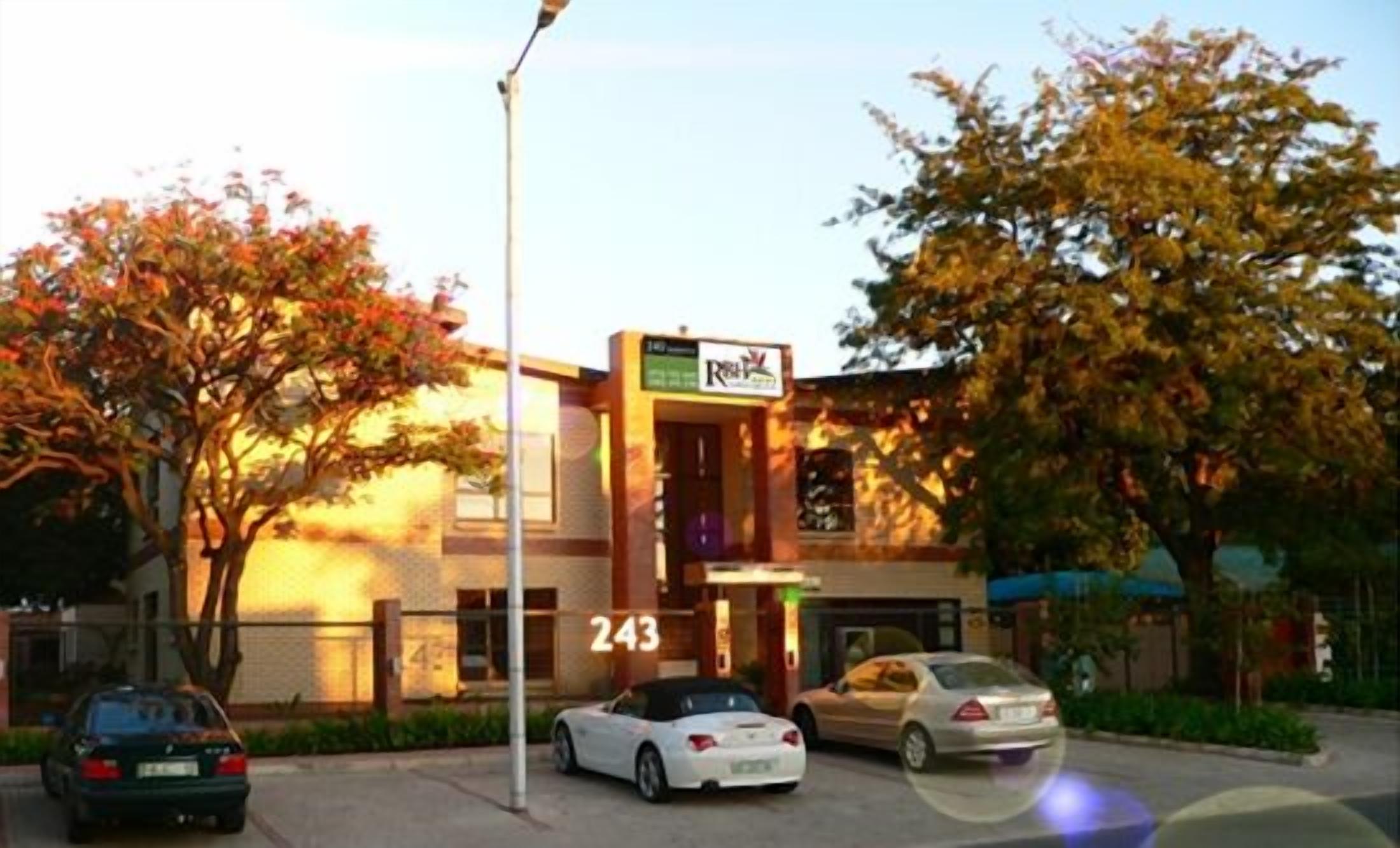 Un edificio con un letrero que dice 'Riviera'.