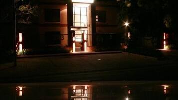 住宿正面 (夜晚)