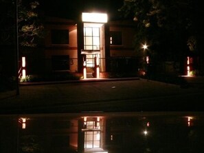 Fassade der Unterkunft – Abend/Nacht