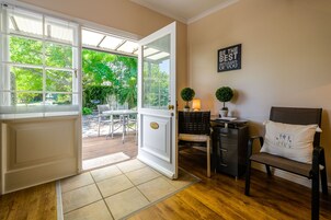 Garden Studio. | Zona de estar | Una televisión de pantalla plana