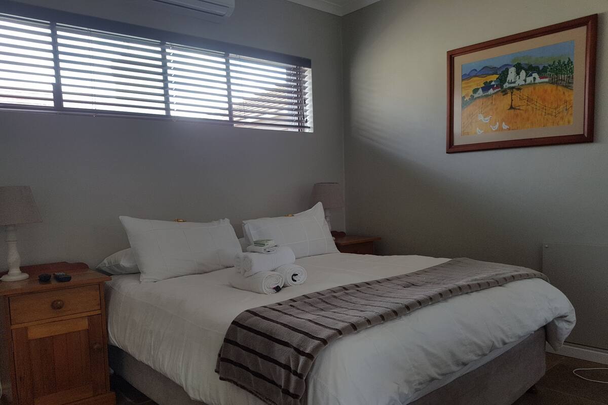 Quarto | 1 quarto, roupas de cama premium, frigobar, Wi-Fi de cortesia