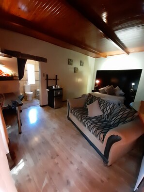 Room 1: G/h Business Room | Een minibar, individueel gedecoreerd, individueel gemeubileerd