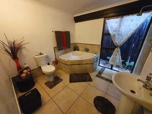 Room 5 Giraffe room | Baño | Bañera y ducha independientes y bañera profunda