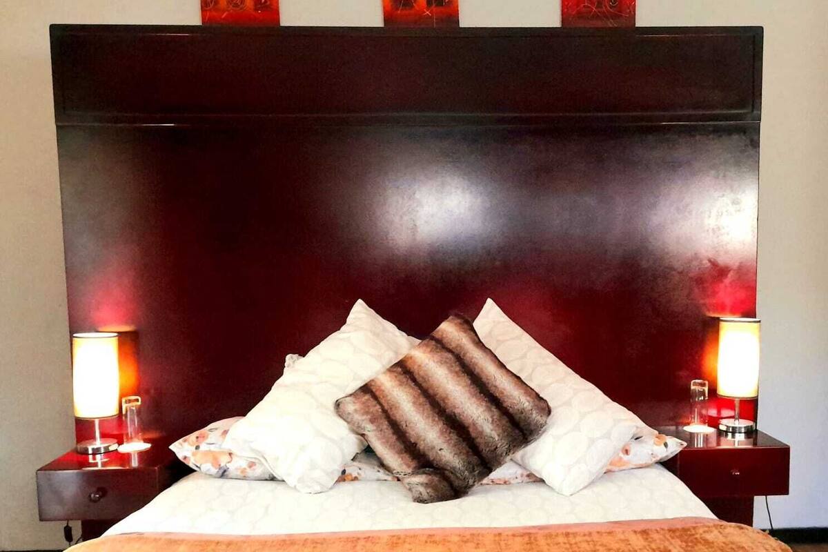 International / Couples Room | Minibar, escritorio, espacio para trabajar con un portátil y wifi