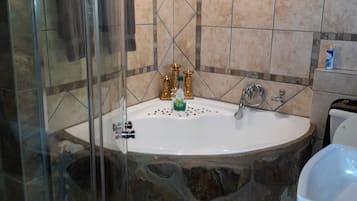 Room 2: Standard room | Bad | Separat badekar og dusj, dype avslapningsbadekar og regndusjhode