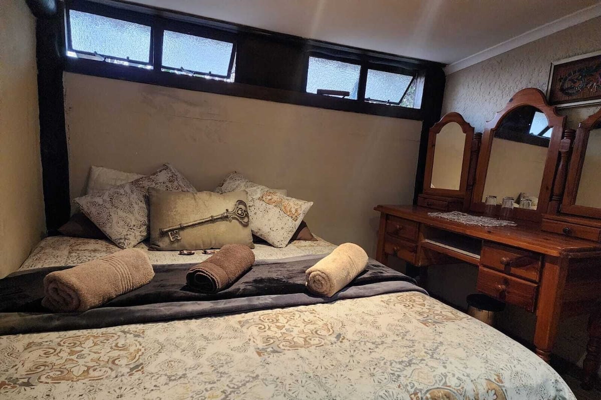 Room 7: Unit-suite (5 sleeper) | Minibar, escritorio, espacio para trabajar con un portátil y wifi