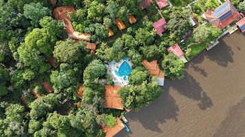 Udendørs pool, åben fra kl. 10.00 til kl. 21.00, liggestole