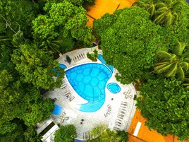 Una piscina al aire libre, sillones reclinables de piscina